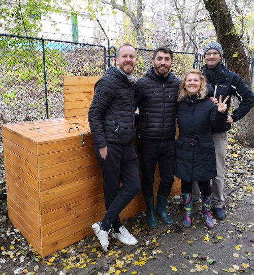 Fericiți că am montat cutiile de compostare